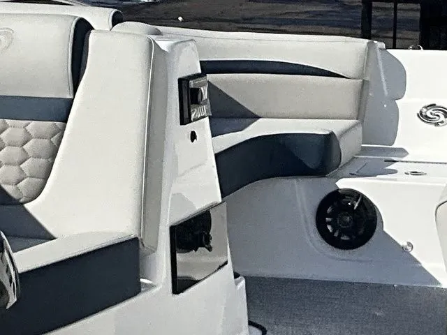 Slide: The Image of Hurricane SunDeck Sport 192 RL OB 2026 - 15