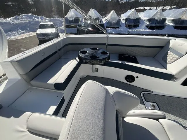 Slide: The Image of Hurricane SunDeck Sport 192 RL OB 2026 - 17