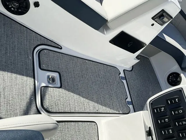 Slide: The Image of Hurricane SunDeck Sport 192 RL OB 2026 - 20