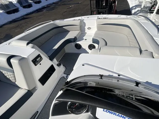 Slide: The Image of Hurricane SunDeck Sport 192 RL OB 2026 - 21