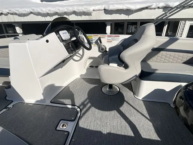 Slide: The Image of Hurricane SunDeck Sport 192 RL OB 2026 - 23