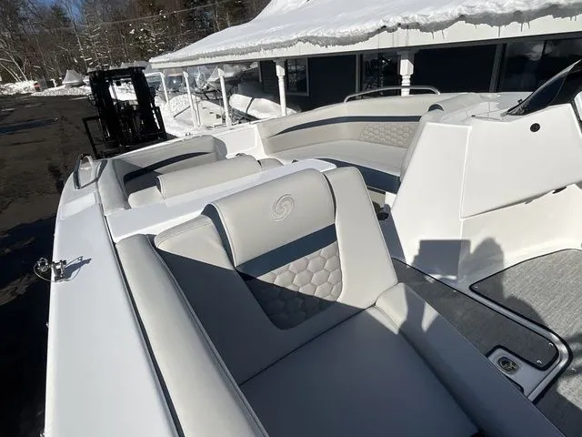 Slide: The Image of Hurricane SunDeck Sport 192 RL OB 2026 - 25