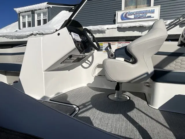 Slide: The Image of Hurricane SunDeck Sport 192 RL OB 2026 - 26