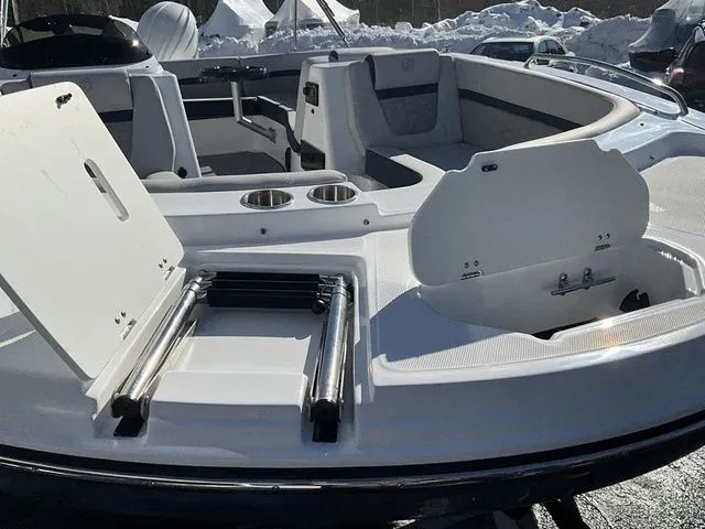 Slide: The Image of Hurricane SunDeck Sport 192 RL OB 2026 - 6