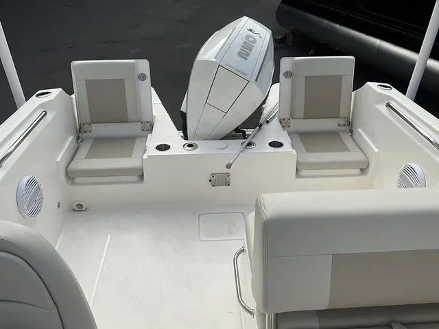 Slide: The Image of Boston Whaler 210 Vantage 2024 - 10