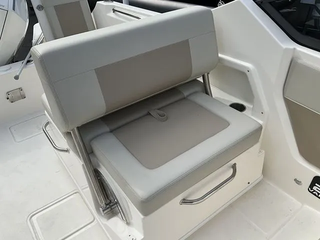 Slide: The Image of Boston Whaler 210 Vantage 2024 - 11