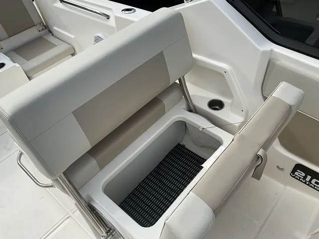 Slide: The Image of Boston Whaler 210 Vantage 2024 - 12