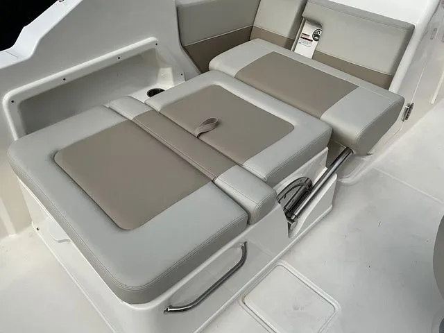 Slide: The Image of Boston Whaler 210 Vantage 2024 - 13