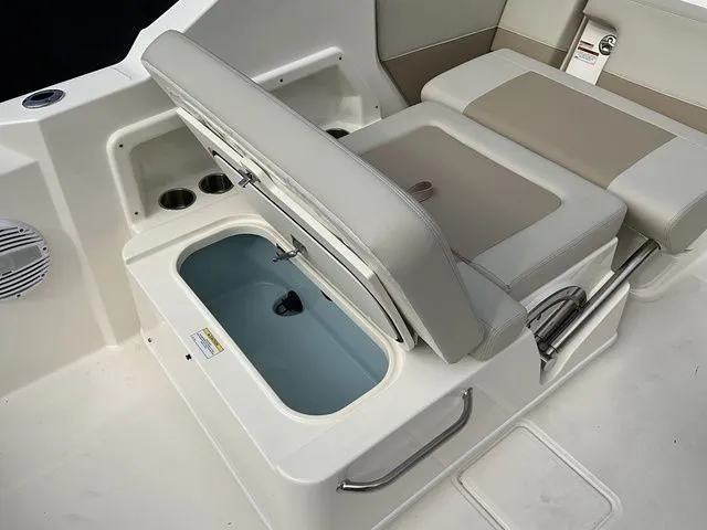 Slide: The Image of Boston Whaler 210 Vantage 2024 - 14