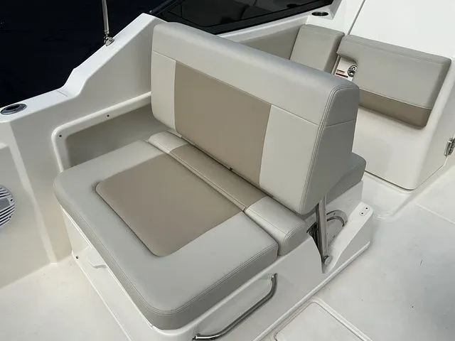 Slide: The Image of Boston Whaler 210 Vantage 2024 - 15