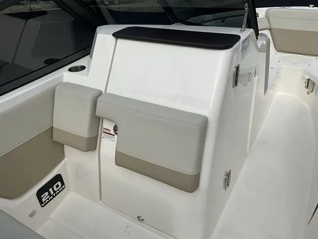 Slide: The Image of Boston Whaler 210 Vantage 2024 - 16