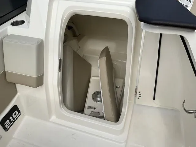 Slide: The Image of Boston Whaler 210 Vantage 2024 - 17