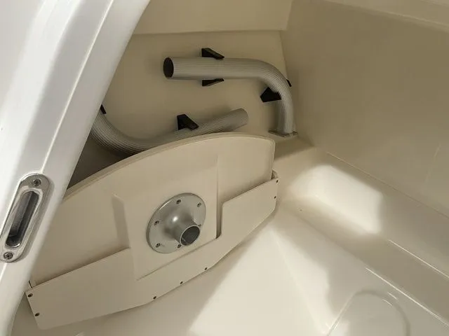 Slide: The Image of Boston Whaler 210 Vantage 2024 - 18