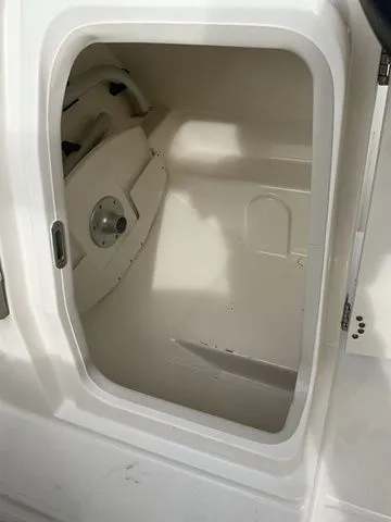 Slide: The Image of Boston Whaler 210 Vantage 2024 - 19