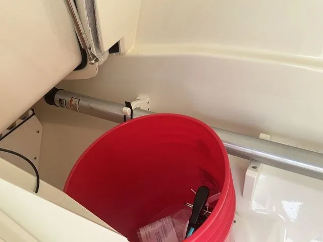 Slide: The Image of Boston Whaler 210 Vantage 2024 - 23