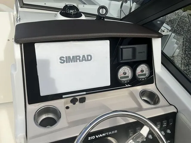 Slide: The Image of Boston Whaler 210 Vantage 2024 - 24