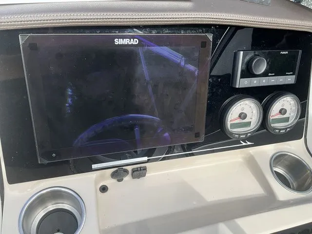 Slide: The Image of Boston Whaler 210 Vantage 2024 - 25