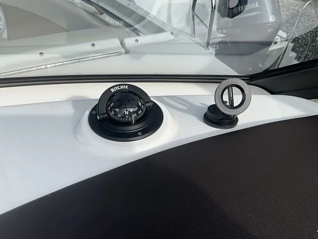 Slide: The Image of Boston Whaler 210 Vantage 2024 - 26