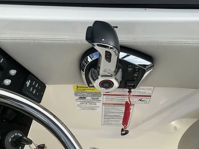 Slide: The Image of Boston Whaler 210 Vantage 2024 - 27