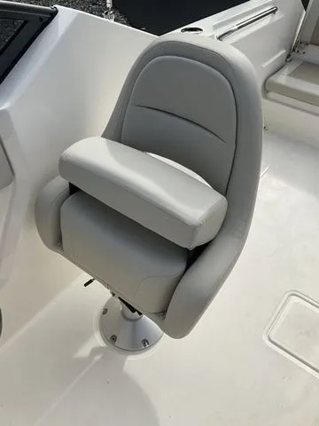 Slide: The Image of Boston Whaler 210 Vantage 2024 - 28