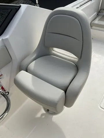 Slide: The Image of Boston Whaler 210 Vantage 2024 - 29