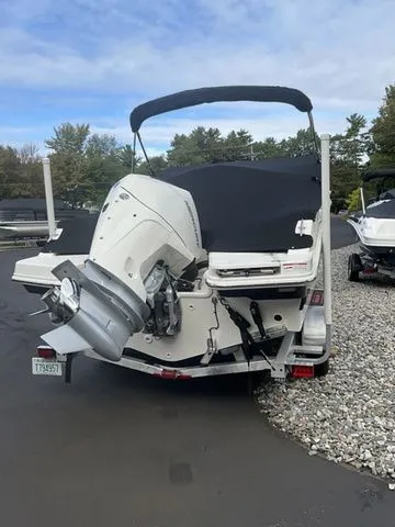 Slide: The Image of Boston Whaler 210 Vantage 2024 - 3