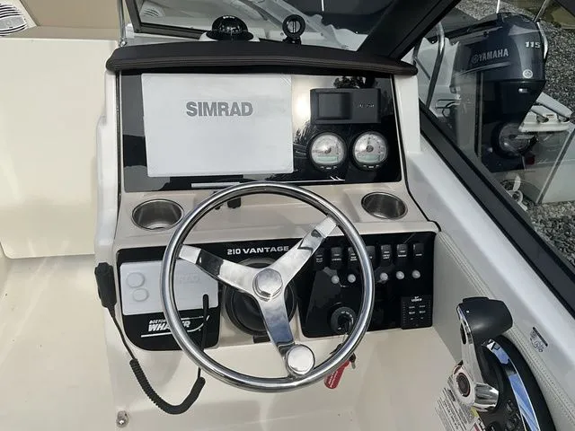 Slide: The Image of Boston Whaler 210 Vantage 2024 - 30