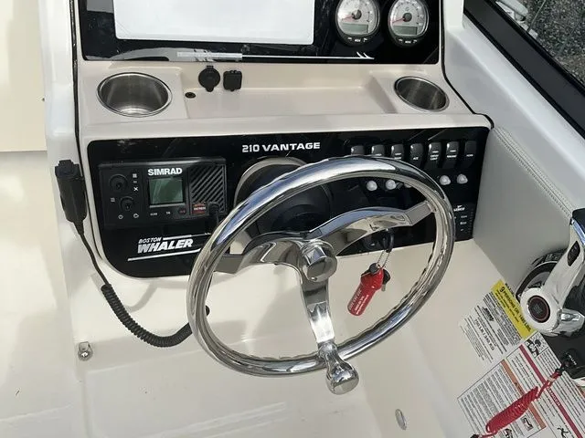 Slide: The Image of Boston Whaler 210 Vantage 2024 - 31