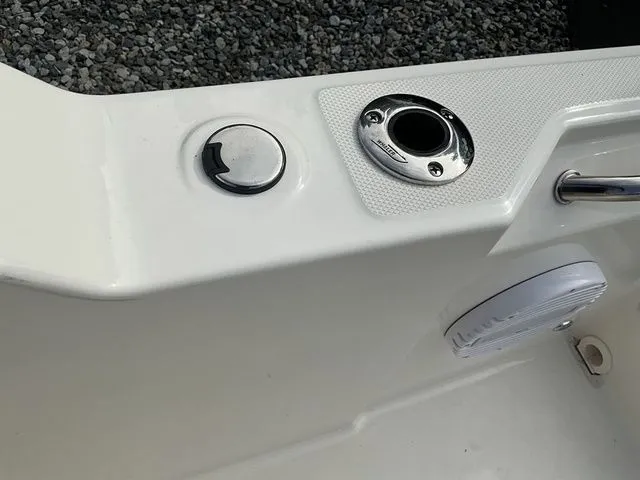 Slide: The Image of Boston Whaler 210 Vantage 2024 - 32