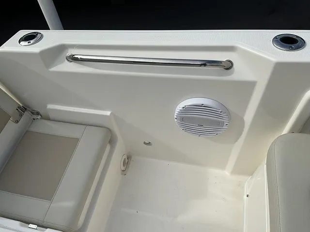 Slide: The Image of Boston Whaler 210 Vantage 2024 - 33