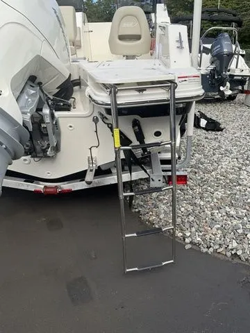 Slide: The Image of Boston Whaler 210 Vantage 2024 - 35