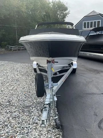 Slide: The Image of Boston Whaler 210 Vantage 2024 - 4