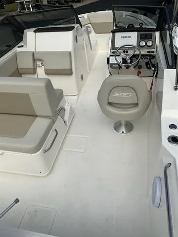 Slide: The Image of Boston Whaler 210 Vantage 2024 - 5