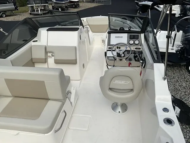 Slide: The Image of Boston Whaler 210 Vantage 2024 - 6