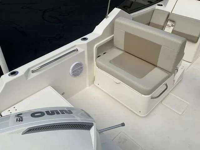 Slide: The Image of Boston Whaler 210 Vantage 2024 - 7