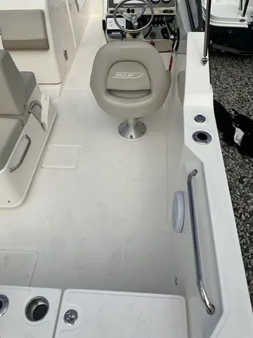 Slide: The Image of Boston Whaler 210 Vantage 2024 - 8