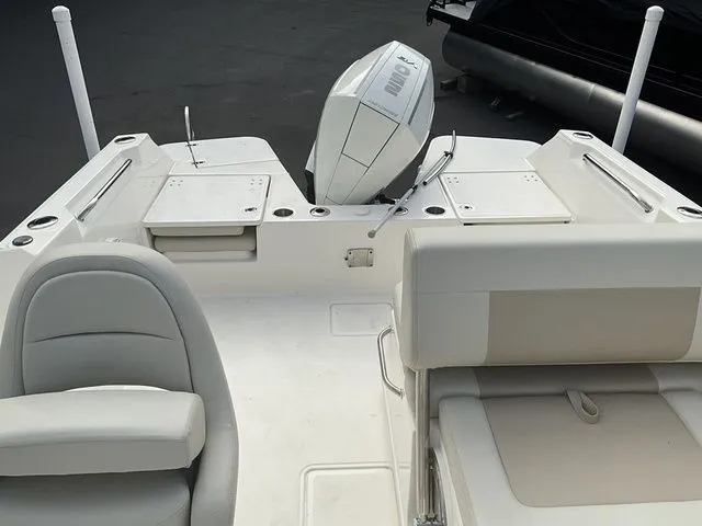Slide: The Image of Boston Whaler 210 Vantage 2024 - 9