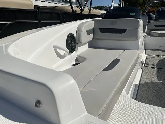 Slide: The Image of Hurricane SunDeck Sport 185 OB 2025 - 10