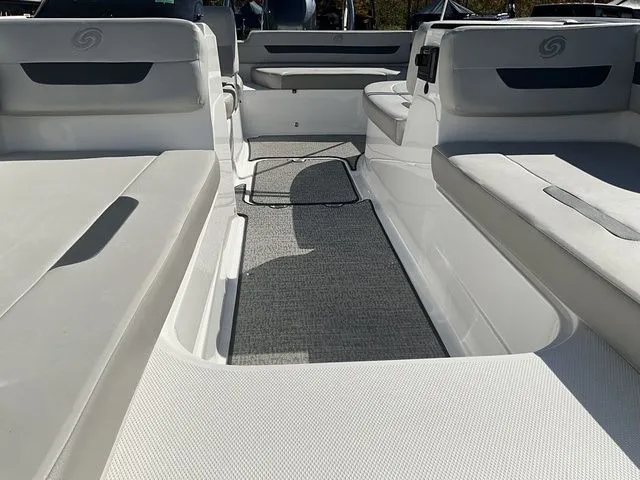 Slide: The Image of Hurricane SunDeck Sport 185 OB 2025 - 12