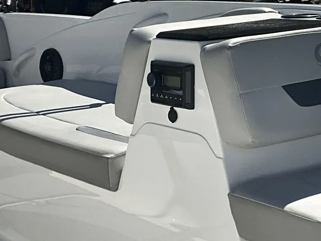 Slide: The Image of Hurricane SunDeck Sport 185 OB 2025 - 13