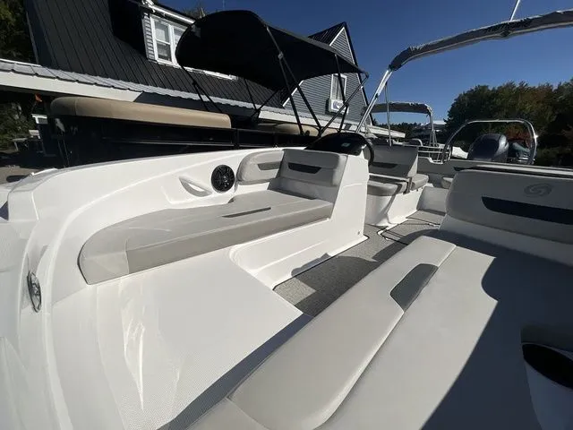 Slide: The Image of Hurricane SunDeck Sport 185 OB 2025 - 14