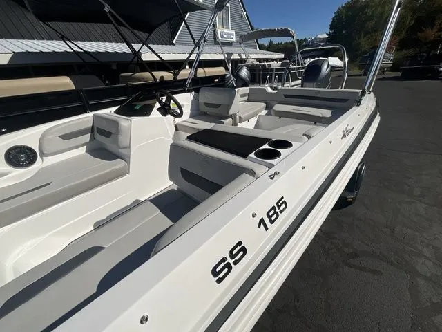 Slide: The Image of Hurricane SunDeck Sport 185 OB 2025 - 15