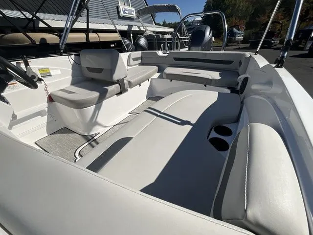 Slide: The Image of Hurricane SunDeck Sport 185 OB 2025 - 16