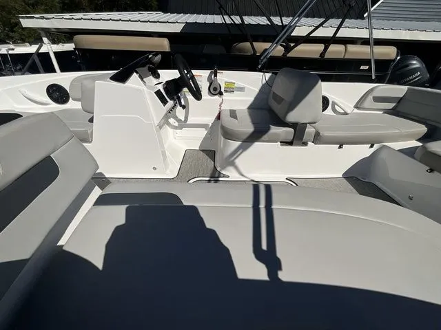 Slide: The Image of Hurricane SunDeck Sport 185 OB 2025 - 17