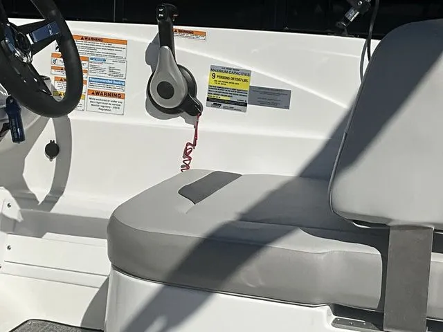 Slide: The Image of Hurricane SunDeck Sport 185 OB 2025 - 18