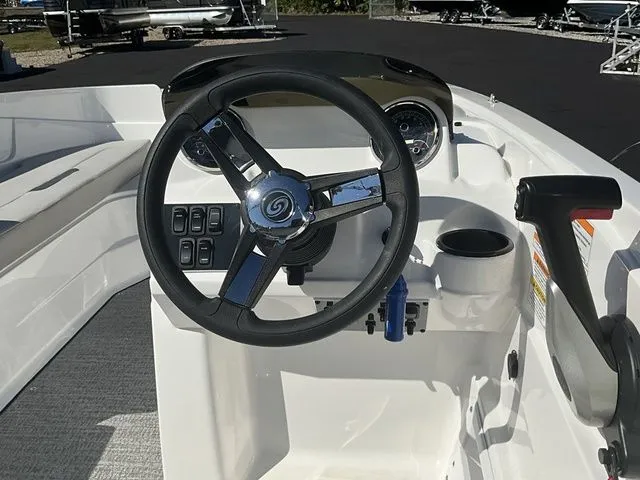 Slide: The Image of Hurricane SunDeck Sport 185 OB 2025 - 19