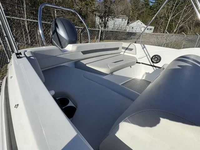Slide: The Image of Hurricane SunDeck Sport 185 OB 2025 - 25