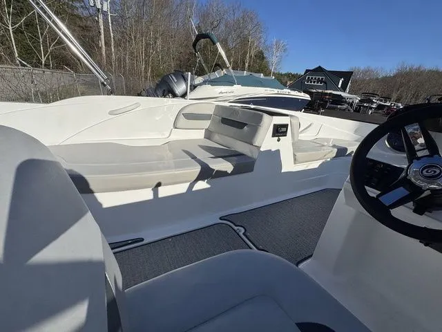 Slide: The Image of Hurricane SunDeck Sport 185 OB 2025 - 26