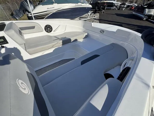 Slide: The Image of Hurricane SunDeck Sport 185 OB 2025 - 27