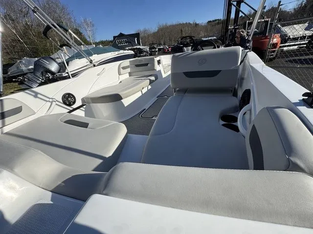 Slide: The Image of Hurricane SunDeck Sport 185 OB 2025 - 28